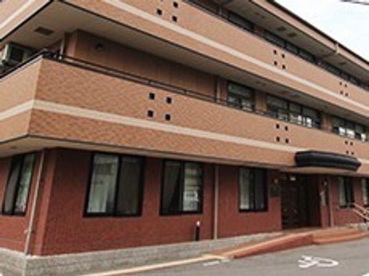 茶色い建物の外観