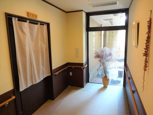 温かみのある廊下と中庭