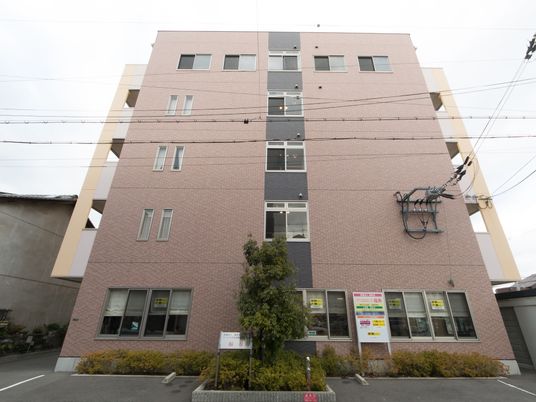 多階建て建物の外観