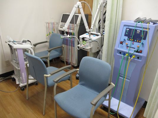 機器が並ぶ機能訓練室  