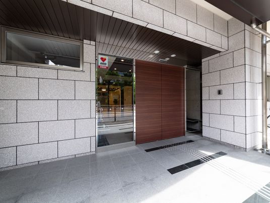 エントランスの豪華な出入口