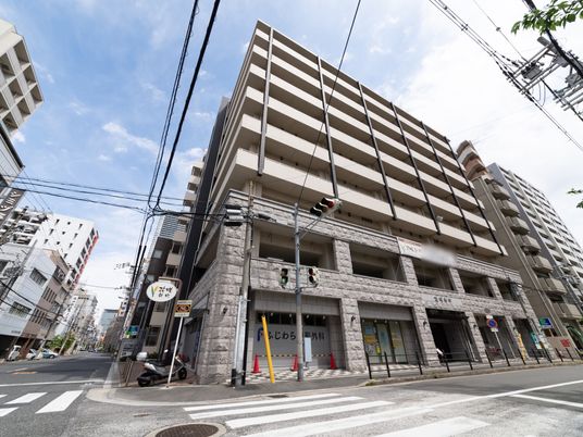 都市の角にある建物