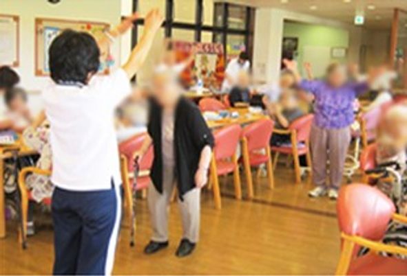 体操する人々の空間
