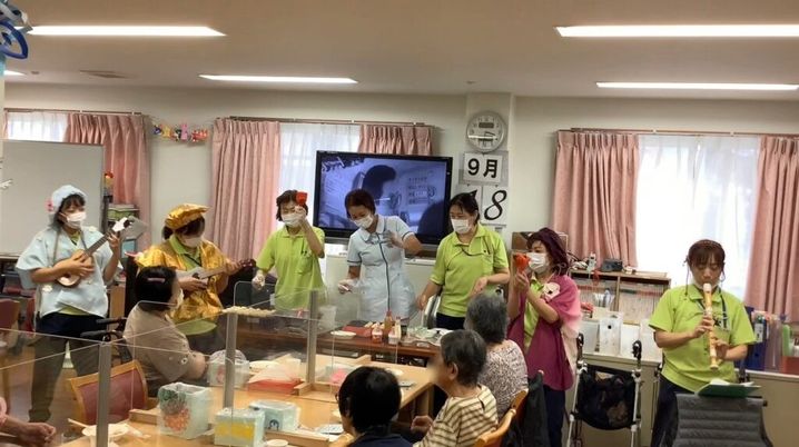 人々が交流する共有スペース