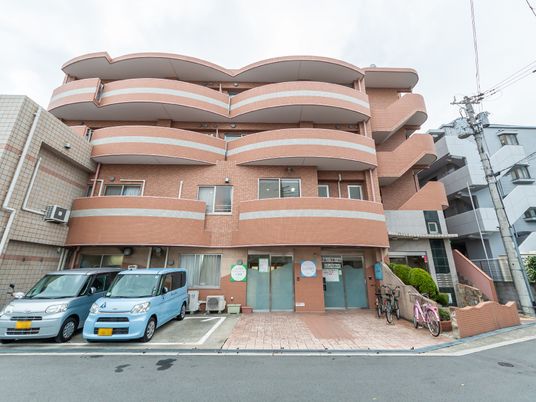 現代的な建物の外観