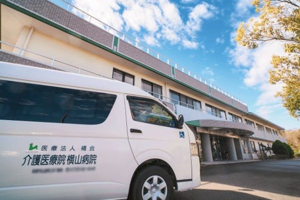 バンと建物の外観