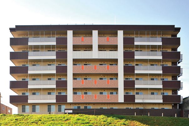 6階建ての建物外観