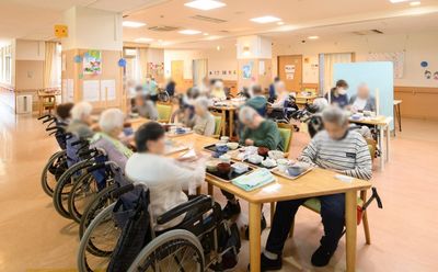 楽しい食事風景の食堂