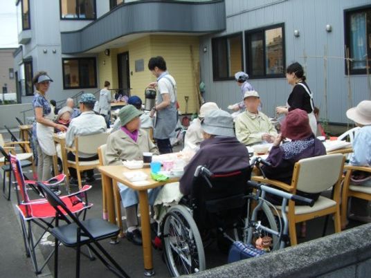 屋外での食事の様子