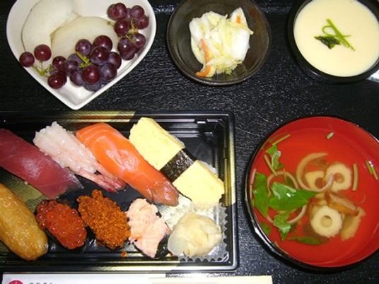 多様な和食の盛り合わせ