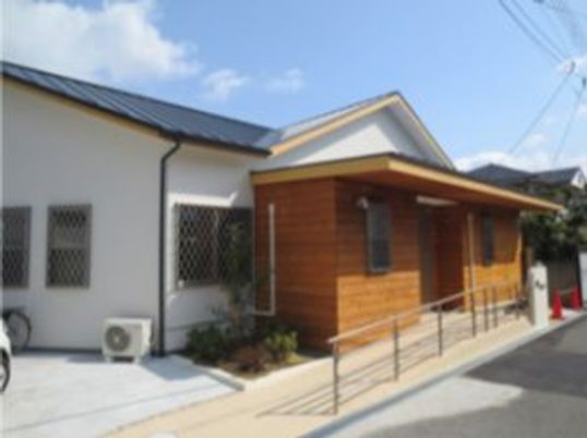 木目調の建物の外観