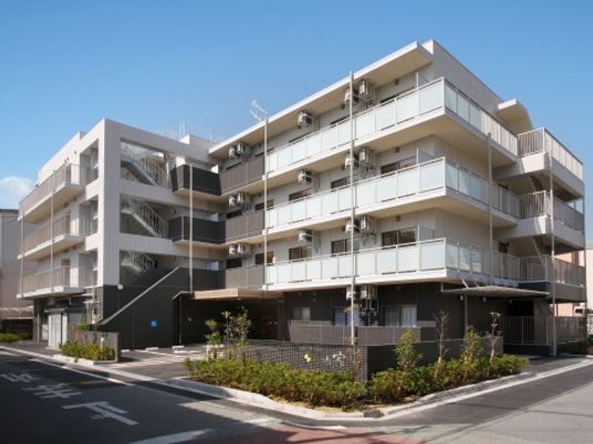 現代的な外観の建物