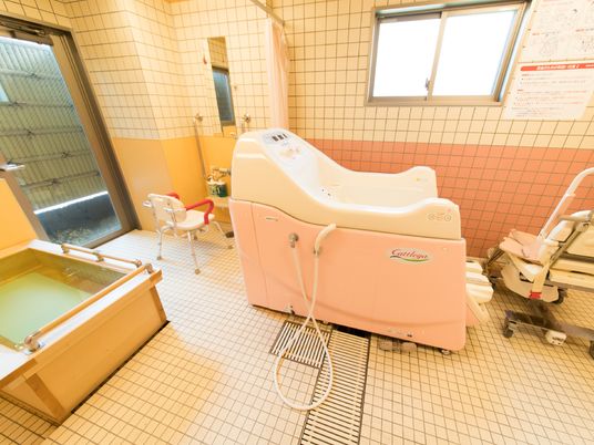 優しい色のバリアフリー浴室