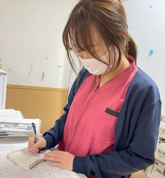 メモを取る職員の姿
