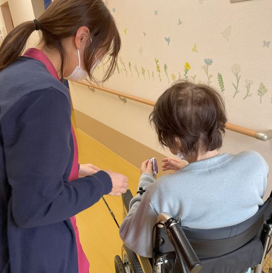 介護の現場で手を取り合う