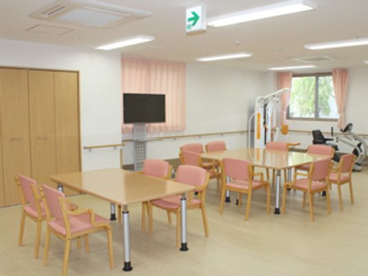 明るい部屋のダイニングルーム  