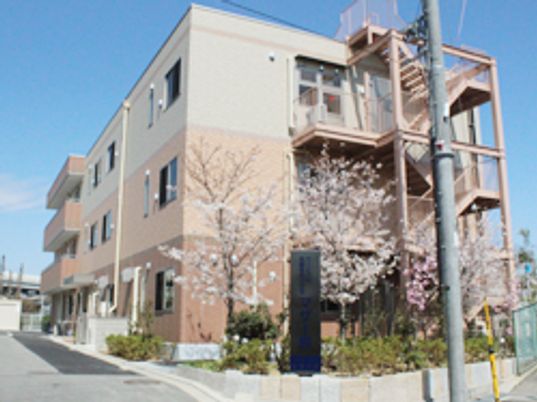 桜が咲く建物の外観