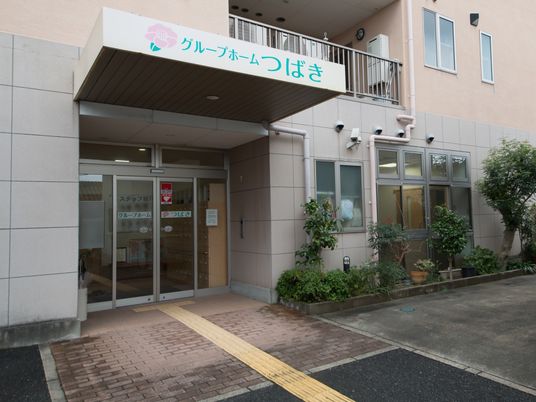  明るいエントランスの風景 