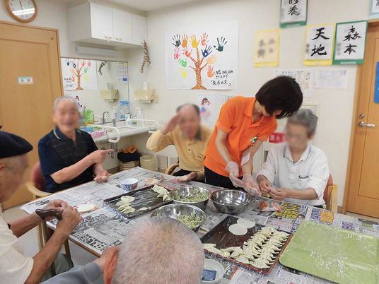 料理を楽しむ様子