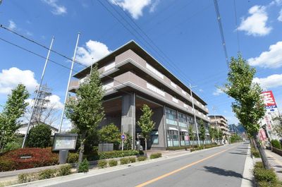 青空の下の建物外観