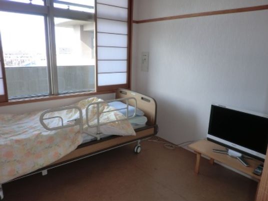 ベッドとテレビのある居室