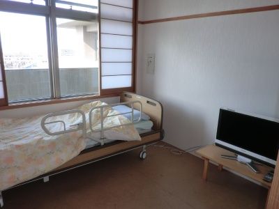 ベッドとテレビのある居室