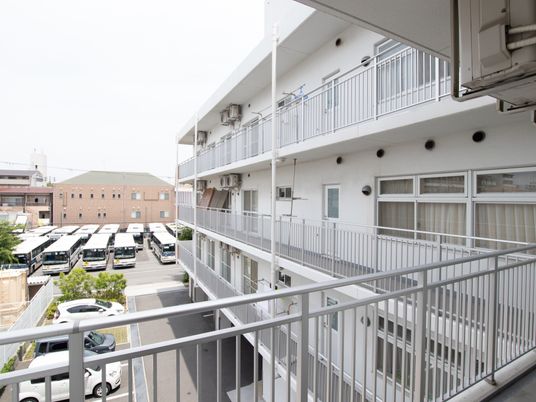 白い建物のバルコニー