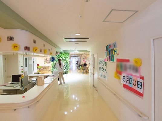 廊下とスタッフ様子