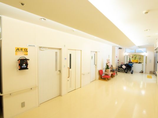 明るい廊下と掲示物