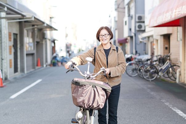 自転車に乗る女性