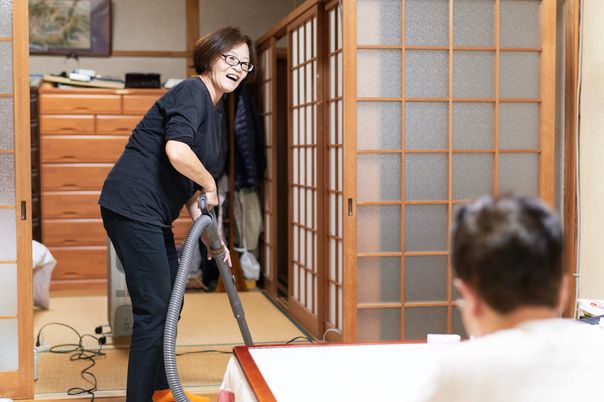 和室で掃除をする様子
