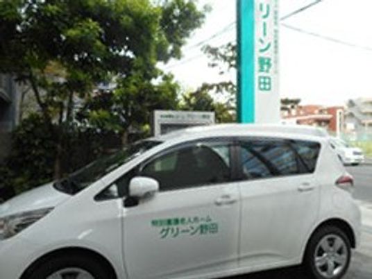 立て看板と駐車場