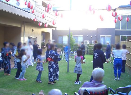 楽しそうな中庭でのイベント