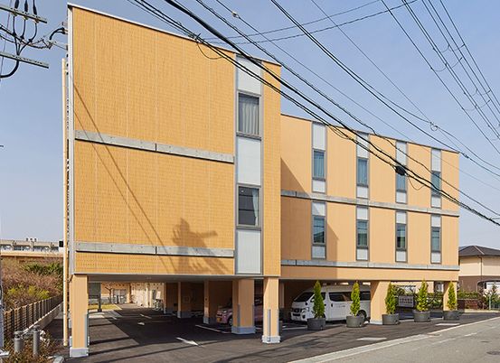 車が止まる建物外観