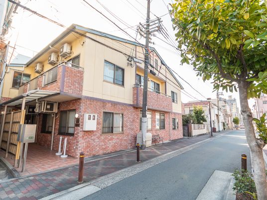 静かな住宅街を望む建物外観