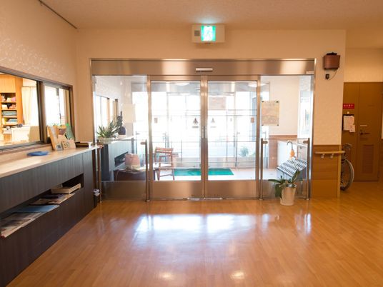 明るいエントランスの風景