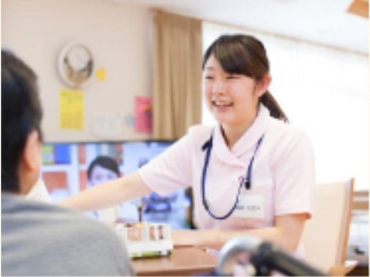 笑顔のスタッフと利用者