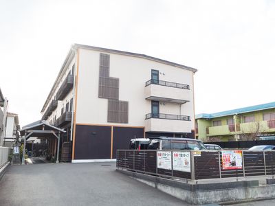 施設のきれいな外観
