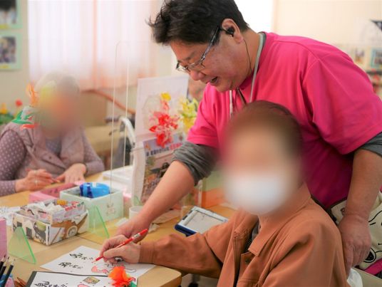 笑顔で交流するラウンジ