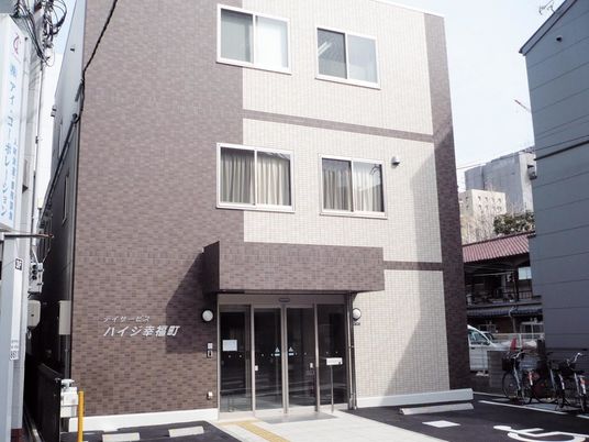 モダンな建物の外観