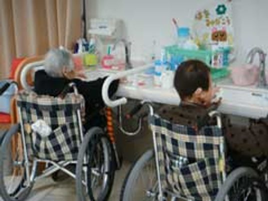 利用者が手を洗う洗面台