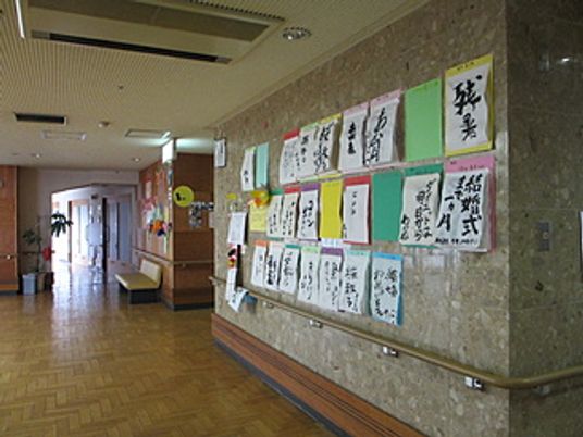 手書き掲示物の廊下