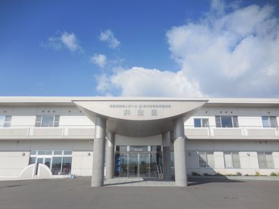 快適そうな施設のエントランス
