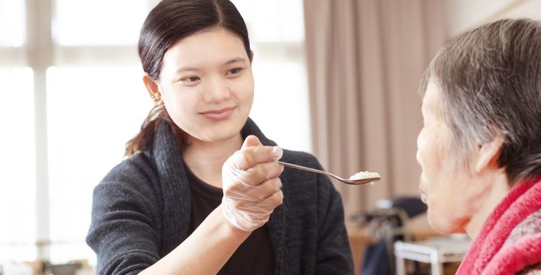食事補助の様子