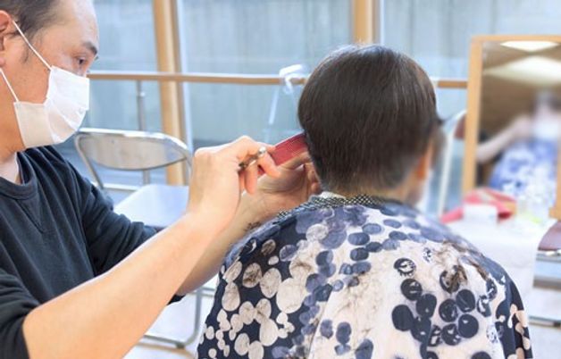 ヘアカットの場面