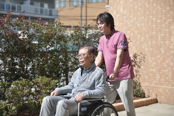 車椅子介助のエントランス