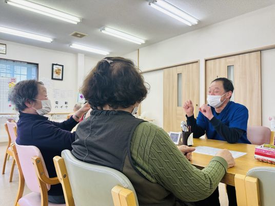 談話する人々がいる部屋
