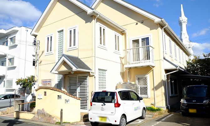 明るい建物の外観