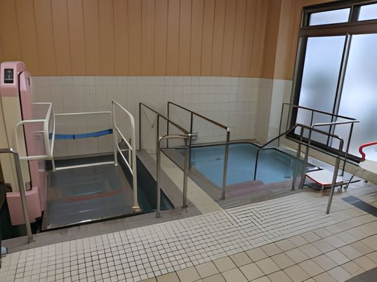 手すり付きの設備が整う浴室