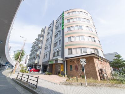  多階層の建物の外観  